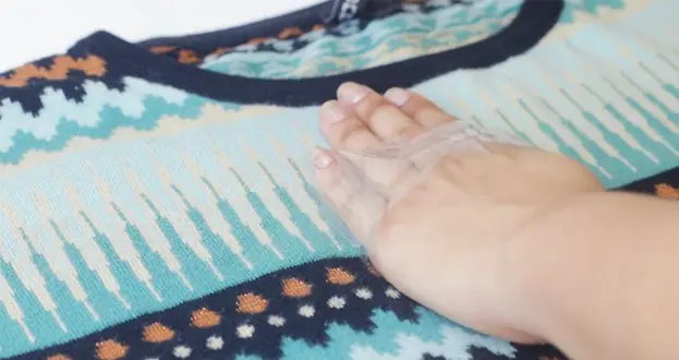 استفاده از چسب نواری دور دست برای رفع پرز